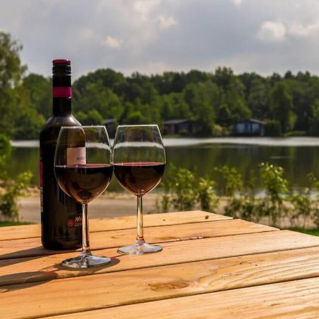 Luxe Chalet In Oosterwolde In Friesland, Op Rustig Park Met Uitzicht Op Meer En Strandje Eksteriør bilde