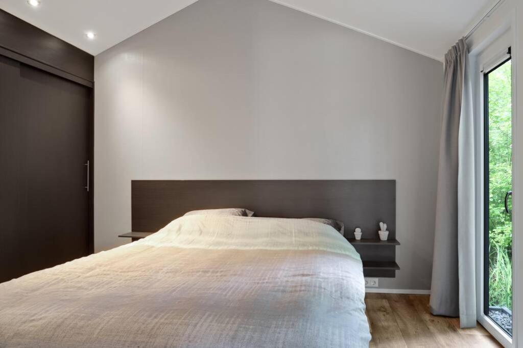 Luxe Chalet In Oosterwolde In Friesland, Op Rustig Park Met Uitzicht Op Meer En Strandje Eksteriør bilde