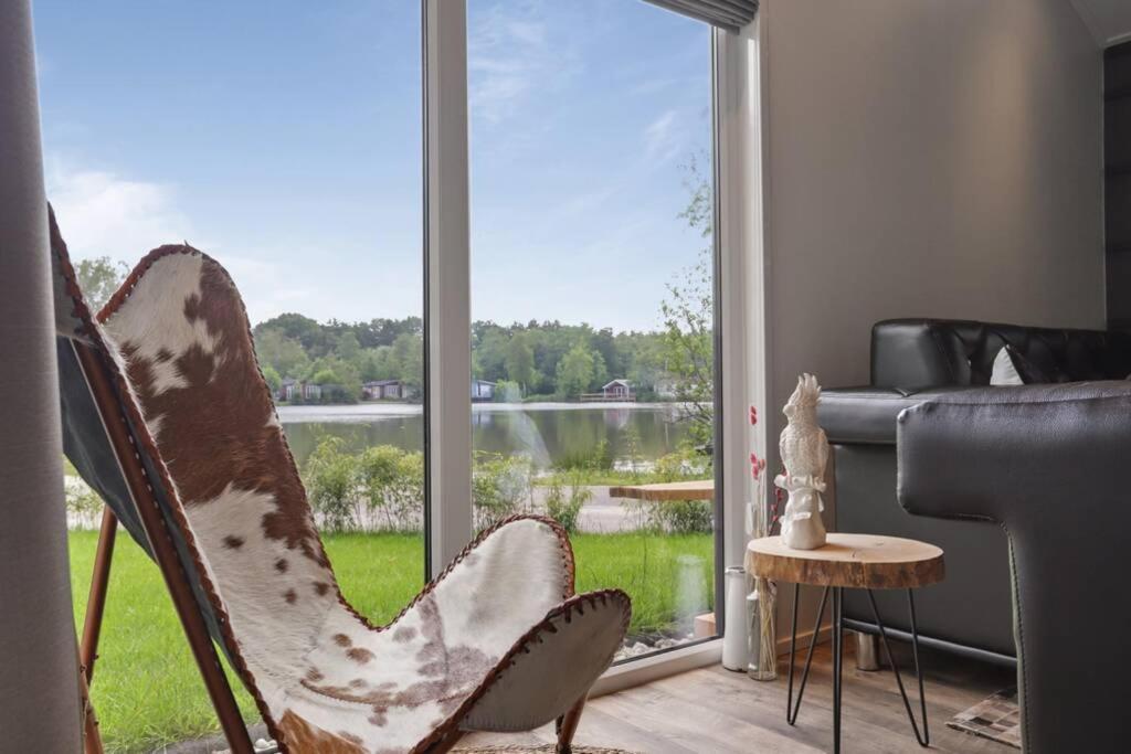 Luxe Chalet In Oosterwolde In Friesland, Op Rustig Park Met Uitzicht Op Meer En Strandje Eksteriør bilde