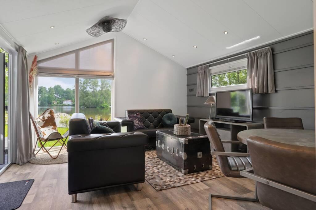 Luxe Chalet In Oosterwolde In Friesland, Op Rustig Park Met Uitzicht Op Meer En Strandje Eksteriør bilde