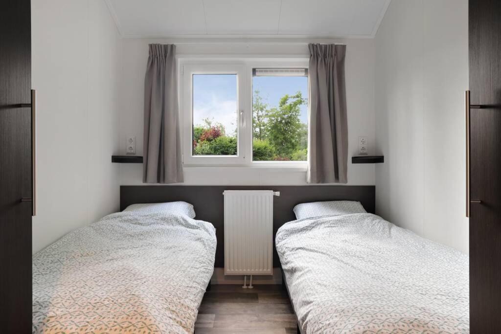 Luxe Chalet In Oosterwolde In Friesland, Op Rustig Park Met Uitzicht Op Meer En Strandje Eksteriør bilde