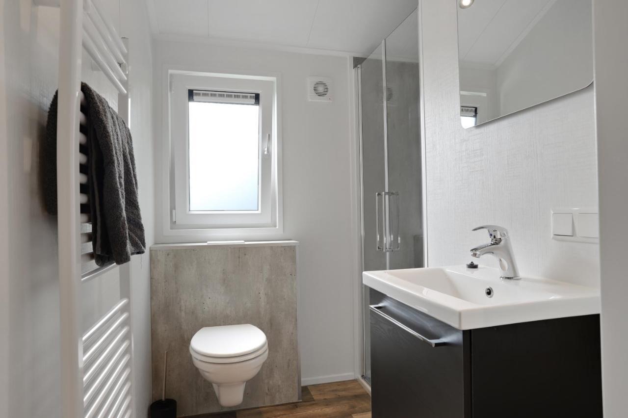 Luxe Chalet In Oosterwolde In Friesland, Op Rustig Park Met Uitzicht Op Meer En Strandje Eksteriør bilde