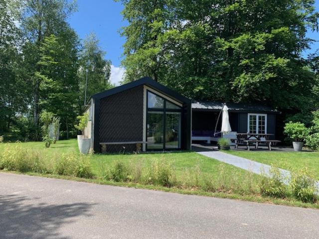 Luxe Chalet In Oosterwolde In Friesland, Op Rustig Park Met Uitzicht Op Meer En Strandje Eksteriør bilde